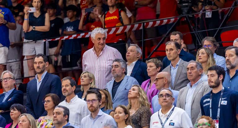 Imagen de la grada con Sergio Rodríguez, Elisa Aguilar, Jorge Garbajosa y Álex Abrines.
