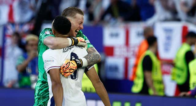 Inglaterra vuelve a tirar de épica después de aburrir y gana en los penaltis