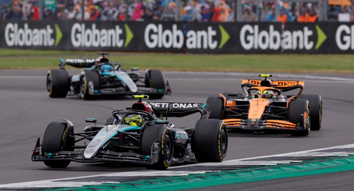 Hamilton, liderando en Silverstone delante de Norris y Russell.