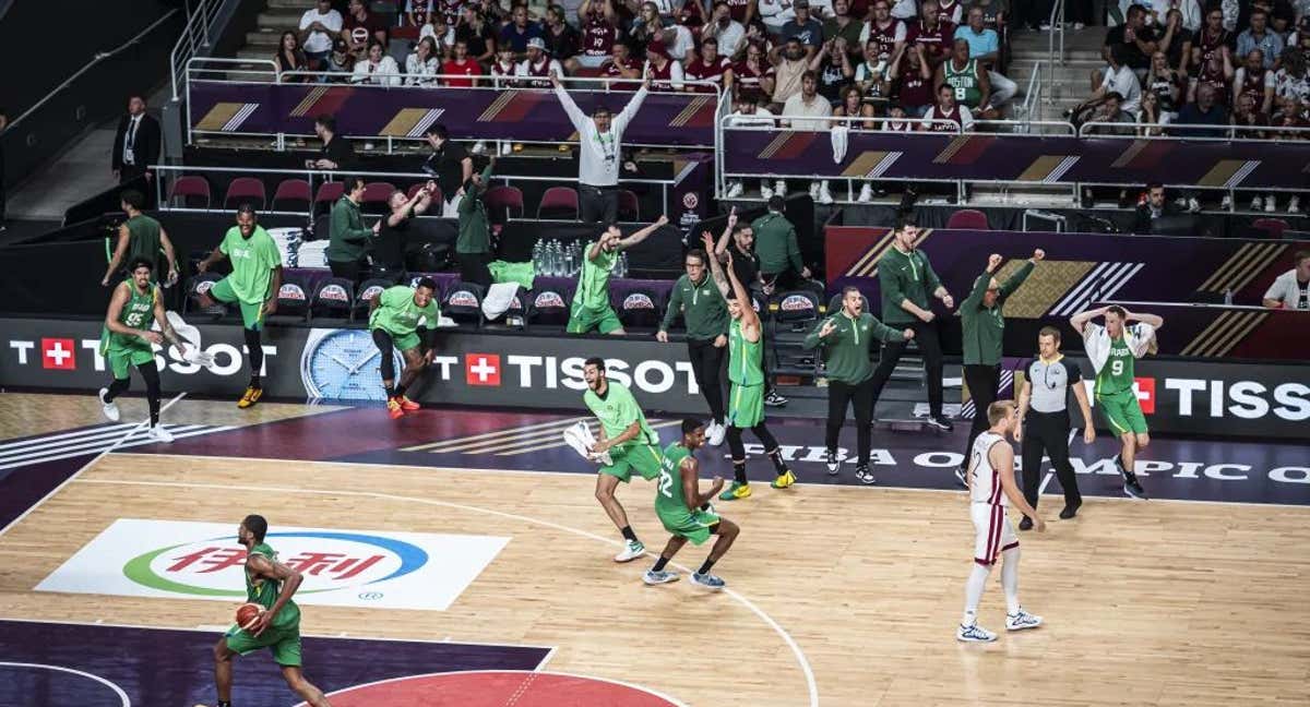 Brasil celebra la clasificación a los Juegos tras ganar a Letonia en el Preolímpico. /FIBA