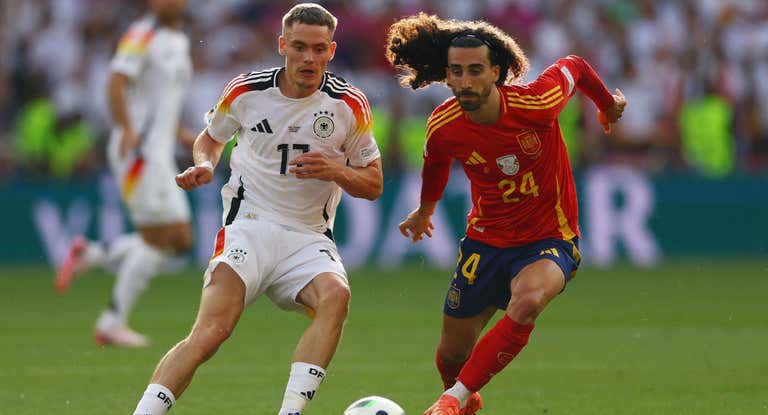 Cucurella pelea un balón con Wirtz.