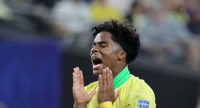 Así fue el debut de titular de Endrick con Brasil: golpes, encontronazo con Araújo y Raphinha y sin penalti