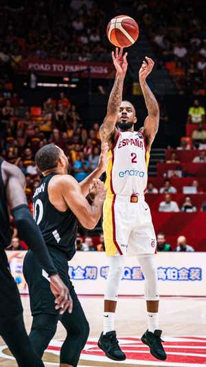 Lorenzo Brown lanza un triple durante el segundo cuarto. FEB