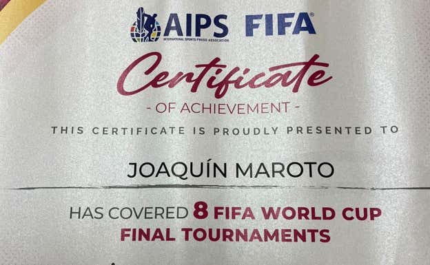 Acreditación, firmada por Gianni Infantino, de los Mundiales de Maroto a sus espaldas.