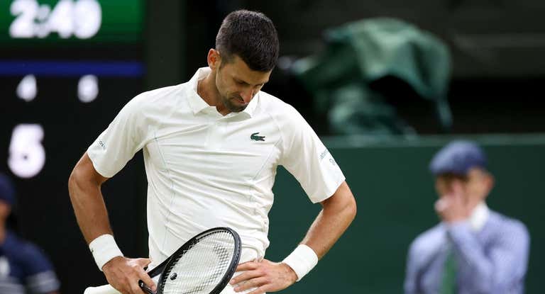 Djokovic se lamenta tras un punto contra Popyrin.
