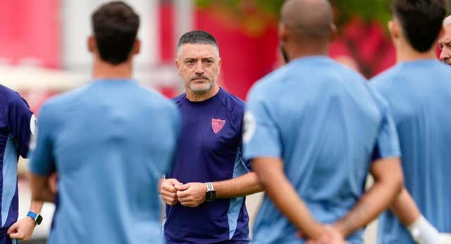 García Pimienta espera fichajes… y la solución con Rafa Mir