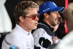 Brad Pitt actuando... mientras cuatro pilotos no sabían dónde meterse