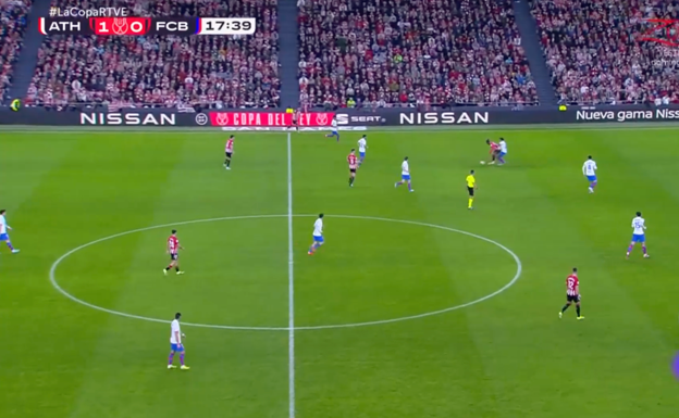 Cuando Nico recibe,  Koundé le encima para recuperar la pelota.  WYSCOUT