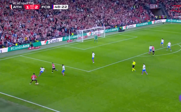 Koundé se hunde para proteger el pase hacia el lateral y se abre un espacio hacia zonas interiores.  WYSCOUT