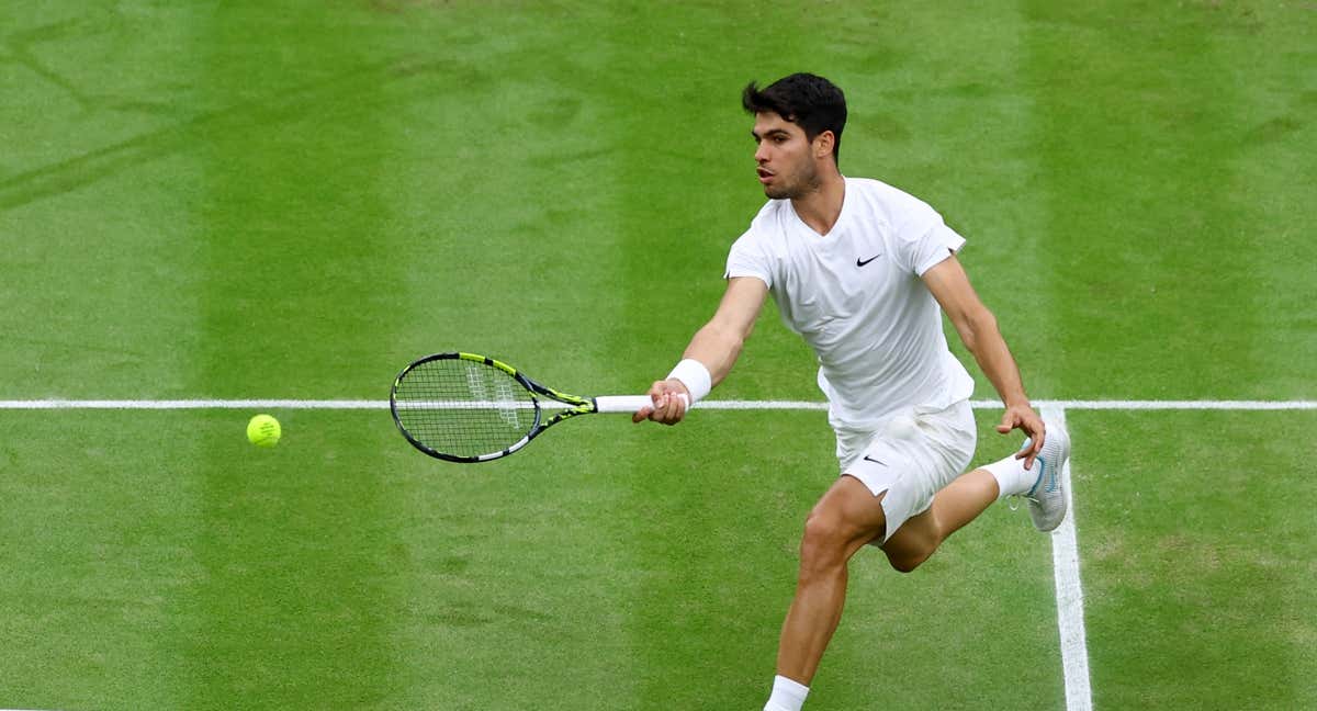 Carlos Alcaraz ya está en cuartos de final de Wimbledon 2024 y apunta al título. /REUTERS