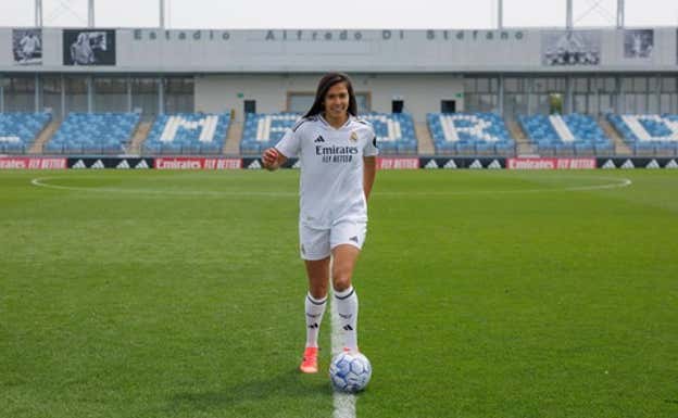 Antonia sobre el césped con la equipación del Madrid.  REAL MADRID