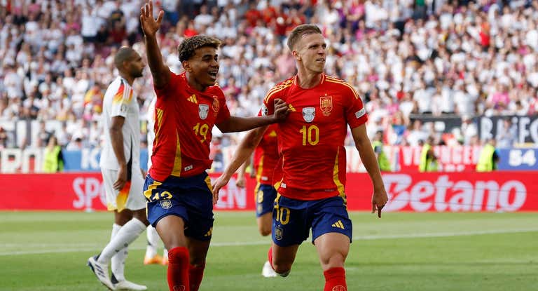 Dani Olmo y Lamine Yamal celebran un gol de España contra Alemania.