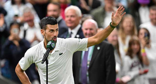 Djokovic desafía a la grada de Wimbledon: “No me podéis tocar”