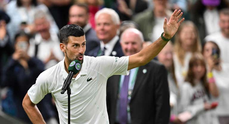 Djokovic reconviene a la grada después de su partido contra Rune.