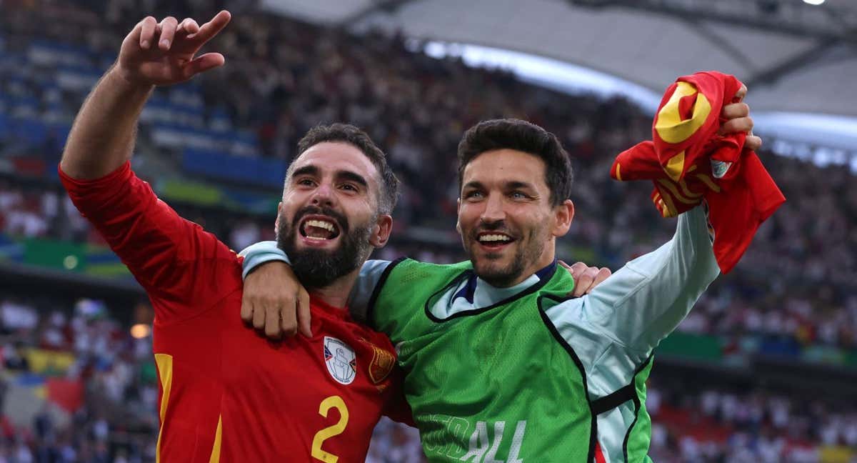 Jesús Navas celebra con Dani Carvajal la victoria ante Alemania en la Euro y el pase a semifinales. /GETTY