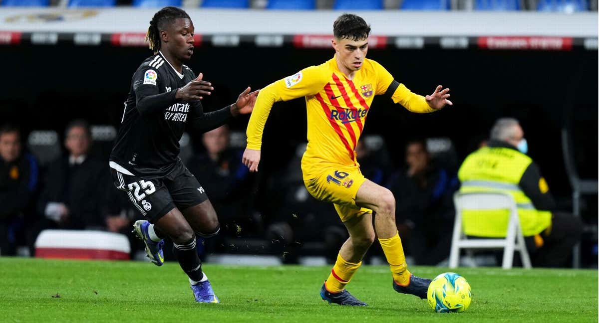 Eduardo Camavinga, junto a Pedri, en un partido entre el Real Madrid y el FC Barcelona de esta temporada. /GETTY