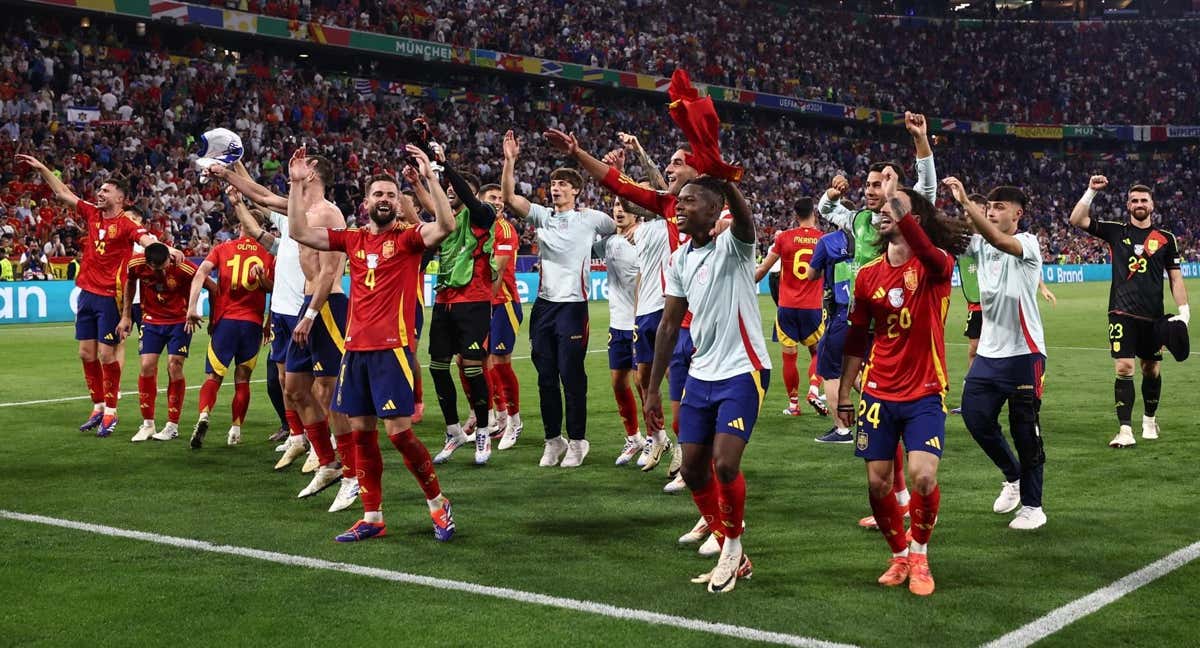 Los jugadores de la Selección española celebran la clasificación para la final de la Euro 2024. /EFE/EPA/ANNA SZILAGYI