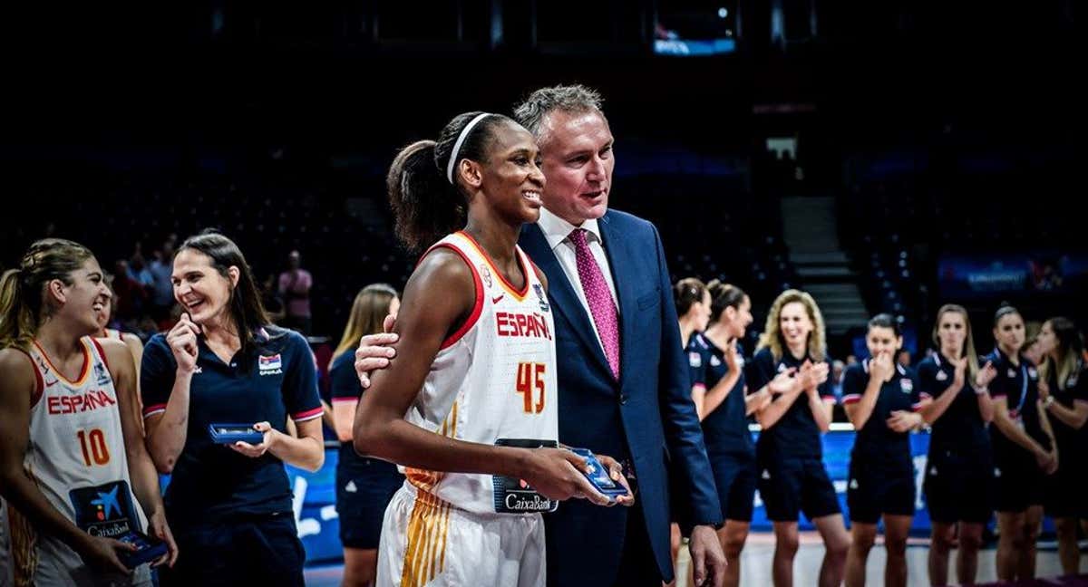 Astou Ndour recibe el MVP en el Eurobasket 2019. /FIBA