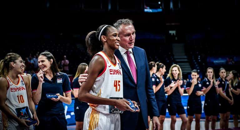 Astou Ndour recibe el MVP en el Eurobasket 2019.