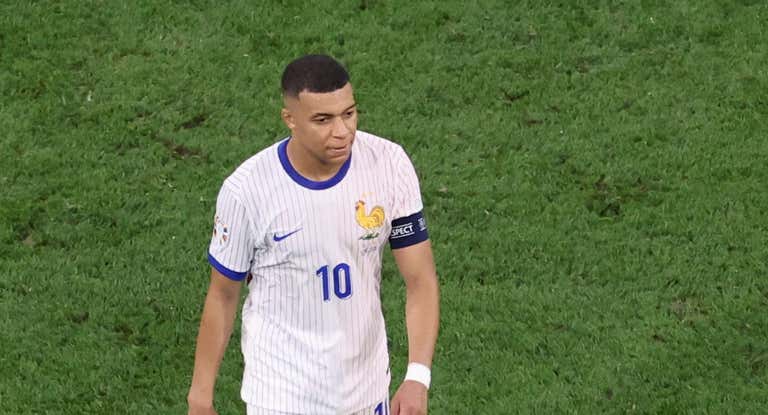 Kylian Mbappé, sin máscara tras perder contra España.