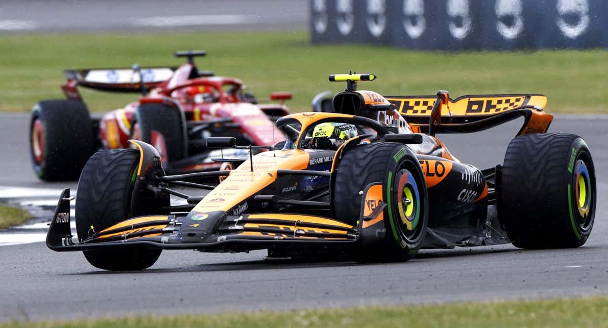 Lando Norris, perseguido por Carlos Sainz en Silverstone.
