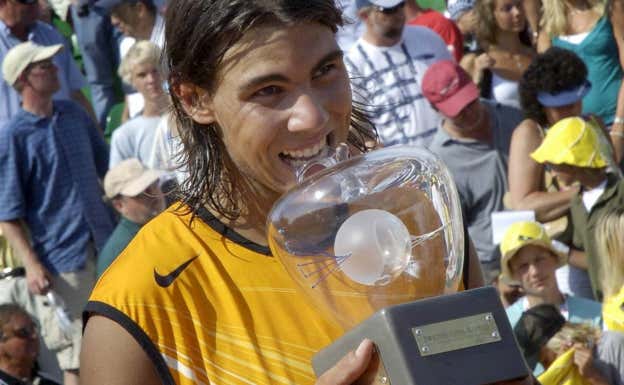 Nadal, con la copa de campeón del torneo de Bastad en 2005.  EPA/Johan Nilsson