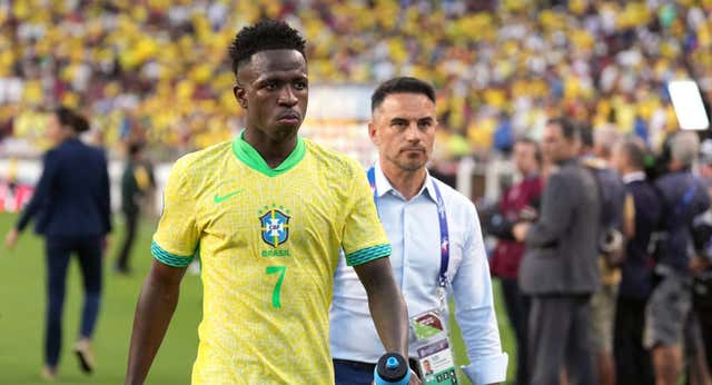 El vídeo de Brasil buscando el perdón tiene el efecto contrario: Vinicius y una «selección de empresarios», señalados