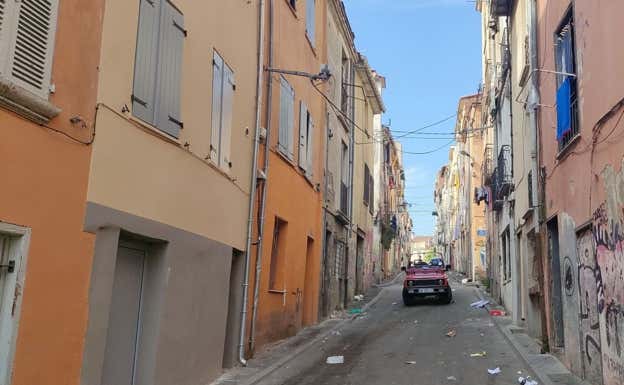 En el bastión de la ultraderecha francesa viendo el España - Francia, entre silbidos a Laporte y banderas en las calvas