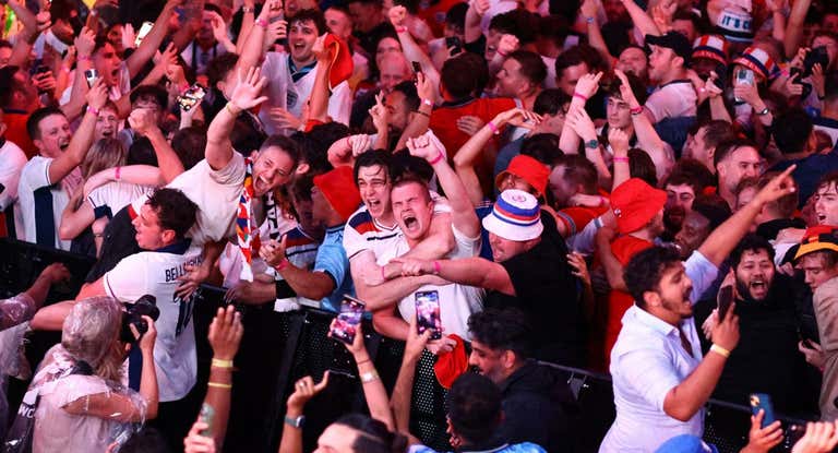 Ambiente en un bar en Inglaterra durante el partido.
