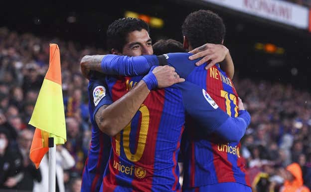 La MSN celebra un gol contra el Sevilla. AFP