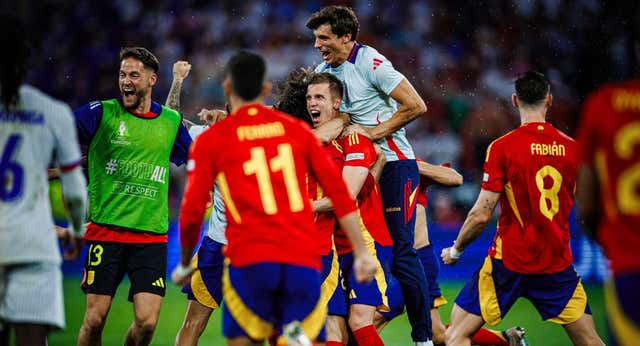 Fiesta atípica entre el cansancio y la final: ‘Potra Salvaje’ en el bus, la familia de Nacho con Mbappé y sólo copas para los directivos