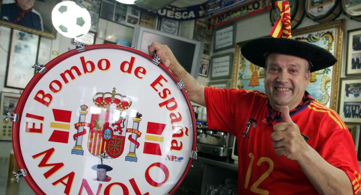 Manolo el del Bombo anima a la Selección.
