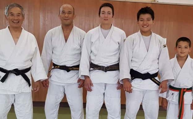 La familia de Ai Tsunoda (2ª por la derecha) en una foto de 2018.  Cedida