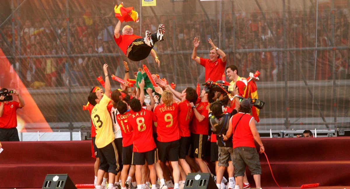 Los jugadores e la Selección mantean a Luis Aragonés tras ganar la Eurocopa de 2008./