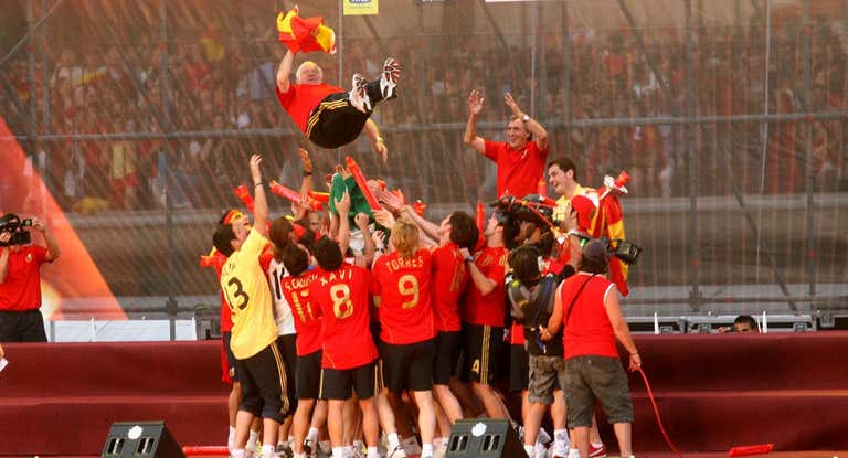 Los jugadores e la Selección mantean a Luis Aragonés tras ganar la Eurocopa de 2008.