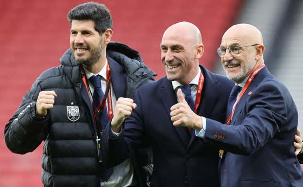 Luque, Rubiales y De la Fuente, posan antes del Escocia-España de 2023.  RFEF