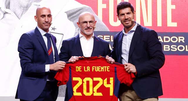 Un vuelo en cuadro, el ‘feeling’ y una cita a tres en casa de Rubiales, claves para fichar a De la Fuente y olvidar a Marcelino