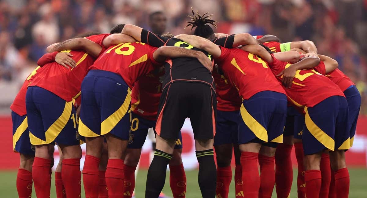 Los jugadores de la Selección española forman un corrillo antes de la semifinal de la Eurocopa contra Francia. /EFE/EPA/ANNA SZILAGYI