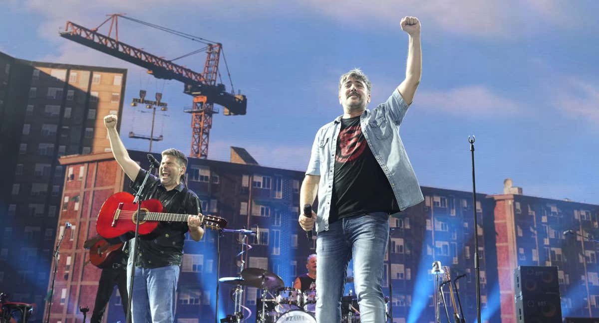 Los integrantes de Estopa, los hermanos Muñoz, durante su actuación en el Estadi Olímpic Lluís Companys ante 60.000 personas, el concierto más multitudinario de la gira y de toda su carrera.