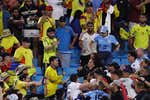 Darwin, Araujo y Giménez saltan a la grada y se pelean con hinchas colombianos: «Nuestras familias estaban en peligro»