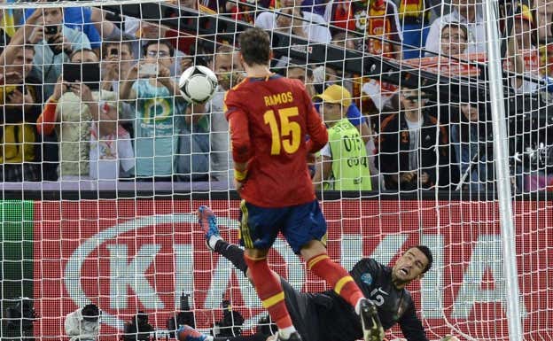 Ramos transforma su penalti ante Portugal a lo Panenka.  AFP