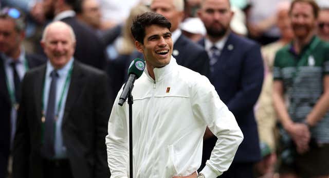 Alcaraz lanza un dardo a Inglaterra delante de todo el público de Wimbledon: «El domingo será un gran día para los españoles»