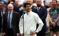 Alcaraz lanza un dardo a Inglaterra delante de todo el público de Wimbledon: «El domingo será un gran día para los españoles»