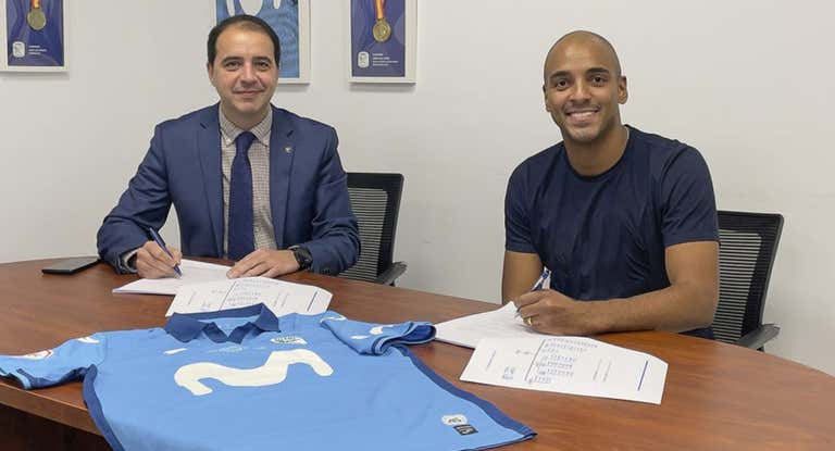 El director general de Movistar Inter, José Carlos Delgado, junto a Fits firmando su contrato en diciembre de 2022.