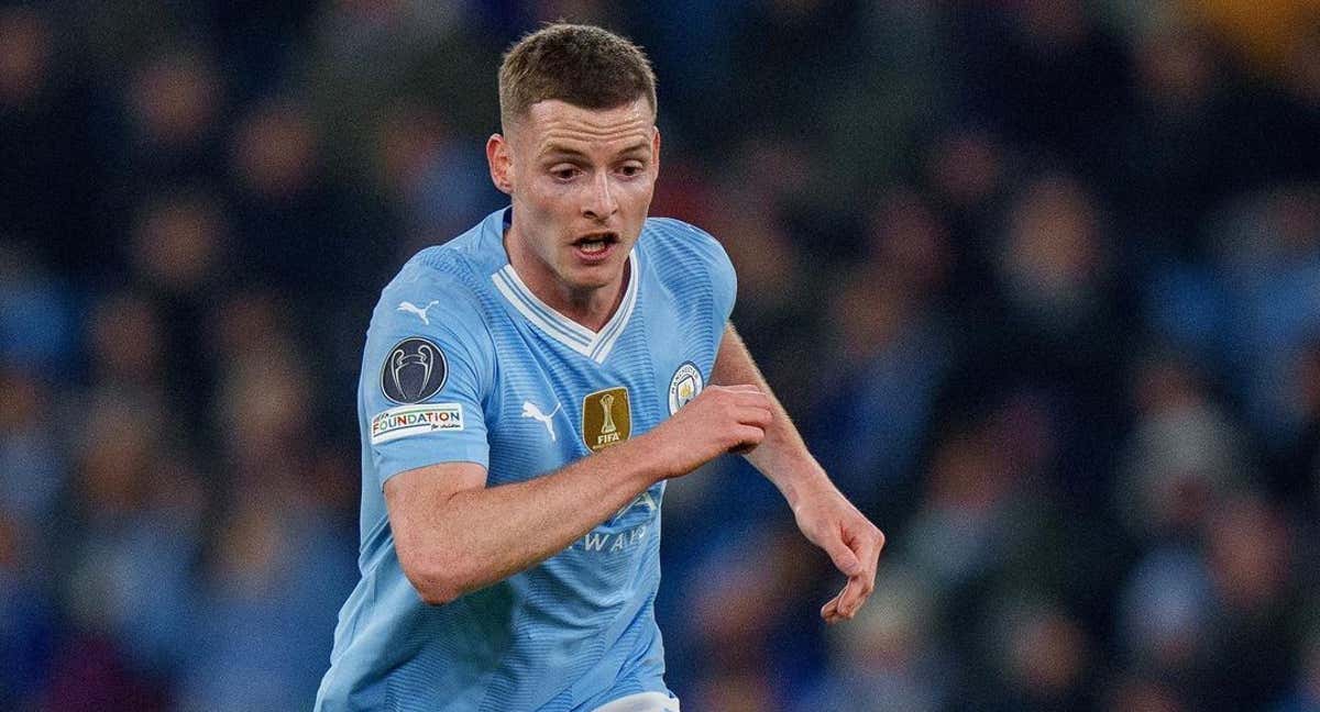 Sergio Gómez durante un partido con el City.