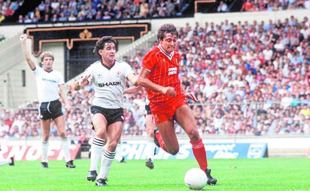 Michael Robinson jugando con el Liverpool.  ABC