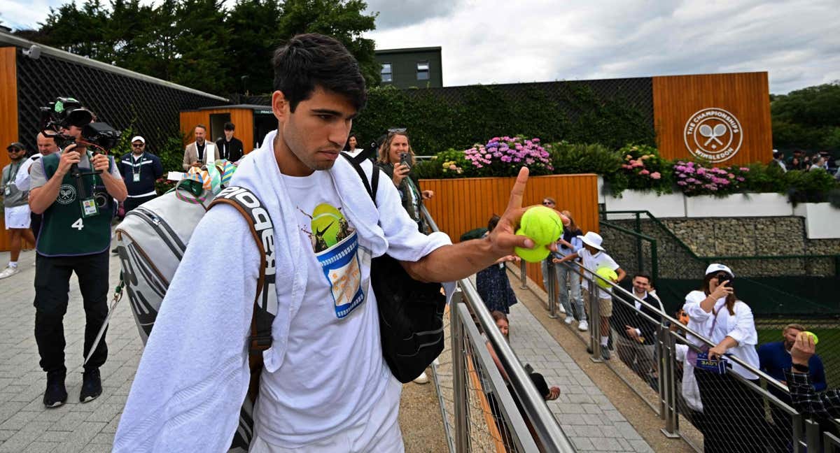 Carlos Alcaraz pasea por las pistas de entrenamiento de Wimbledon. /AFP