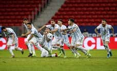 La gran final se juega con la Batalla de Brasilia de fondo y el comienzo de la leyenda 'Dibu'