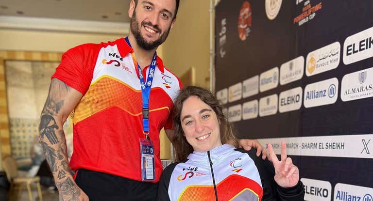 Loida Zabala, con su entrenador Óscar Sánchez.