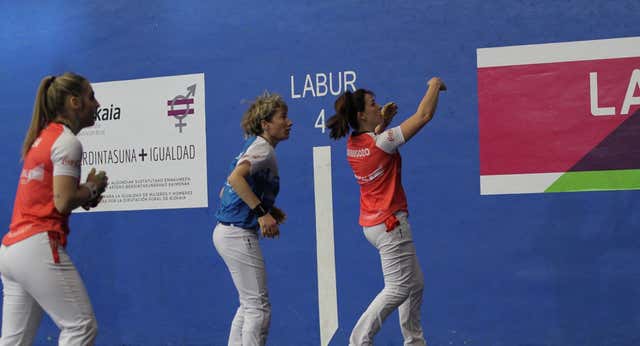 La pelota femenina se despereza muy poco a poco: «Como mucho te puedes llevar 600 euros al mes»